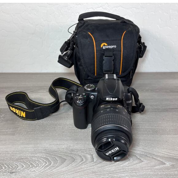 Nikon 25454 D5000 Digital SLR Camera with 18-55mm VR Lens- Tested- Works - Picture 1 of 10